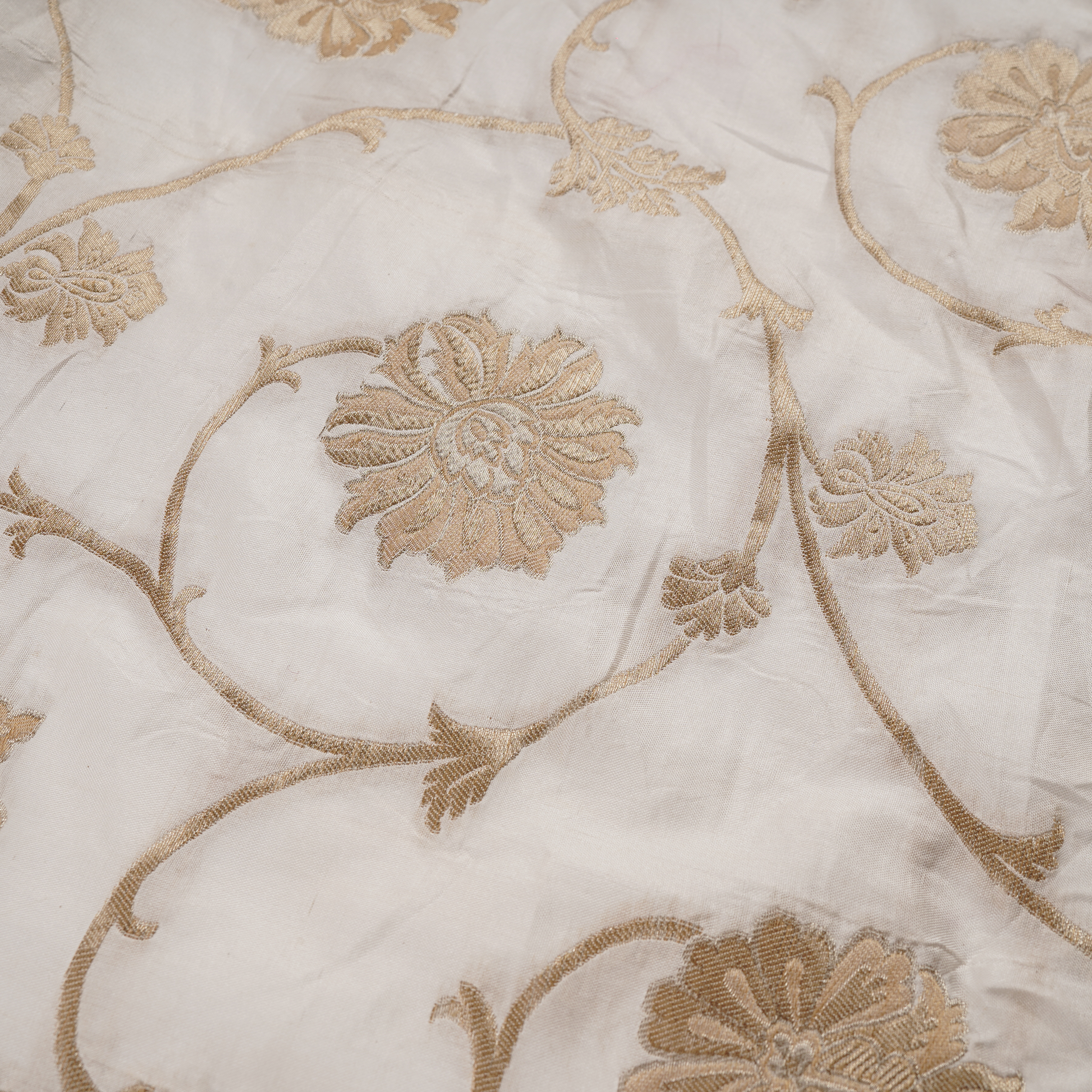 Rang-e-Jameel– Pure Katan Poth (Yarn Dyed | Floral Jaal | 3-Color Thread | Golden & Silver Zari)