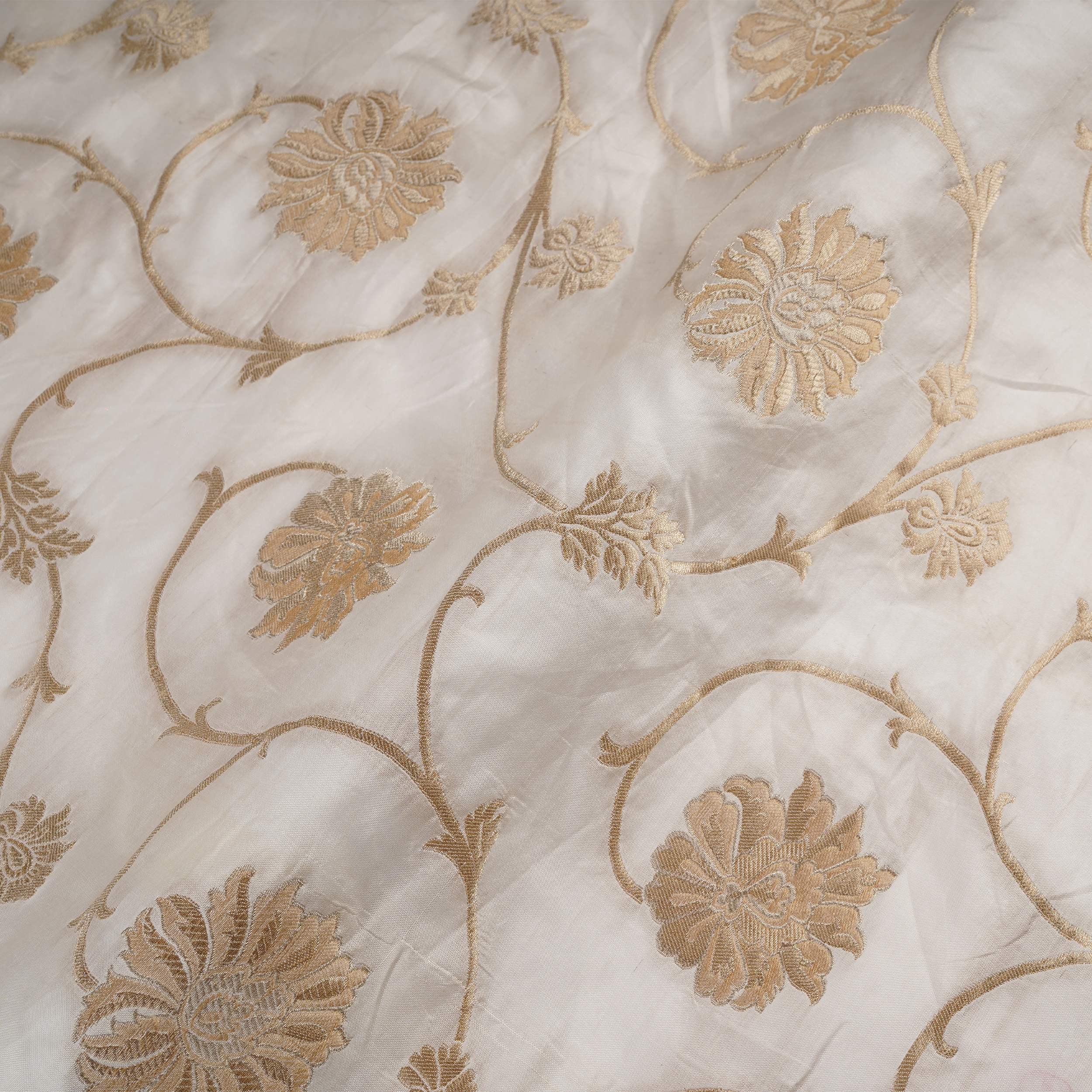 Rang-e-Jameel– Pure Katan Poth (Yarn Dyed | Floral Jaal | 3-Color Thread | Golden & Silver Zari)