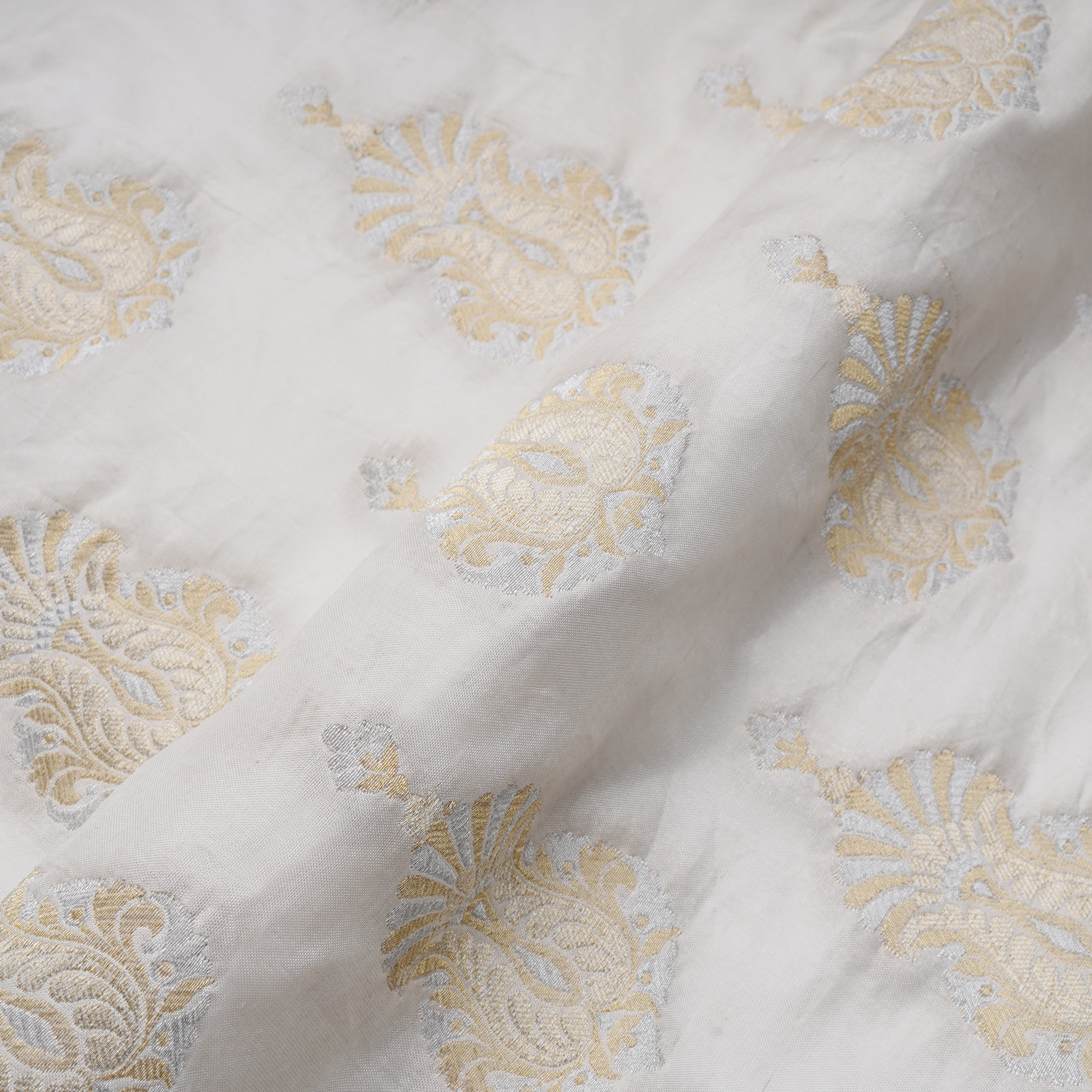 Tajdar-e-Naksh – Pure Katan (Mughal Taj Bunch | 3-Color Thread | Golden & Silver Zari)