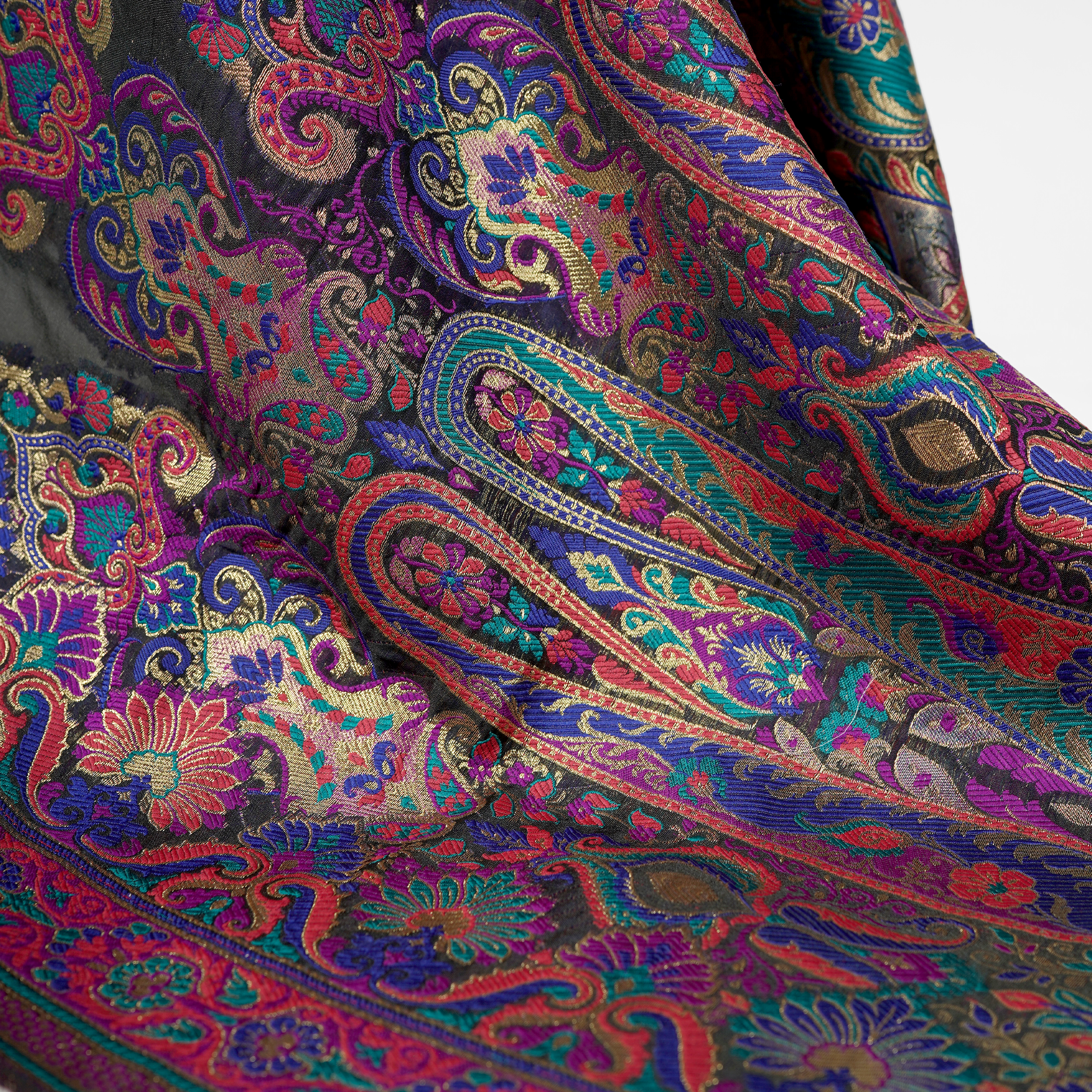 'Noor-e-Siyah' – Floral Jaal & Mughal Border Saree