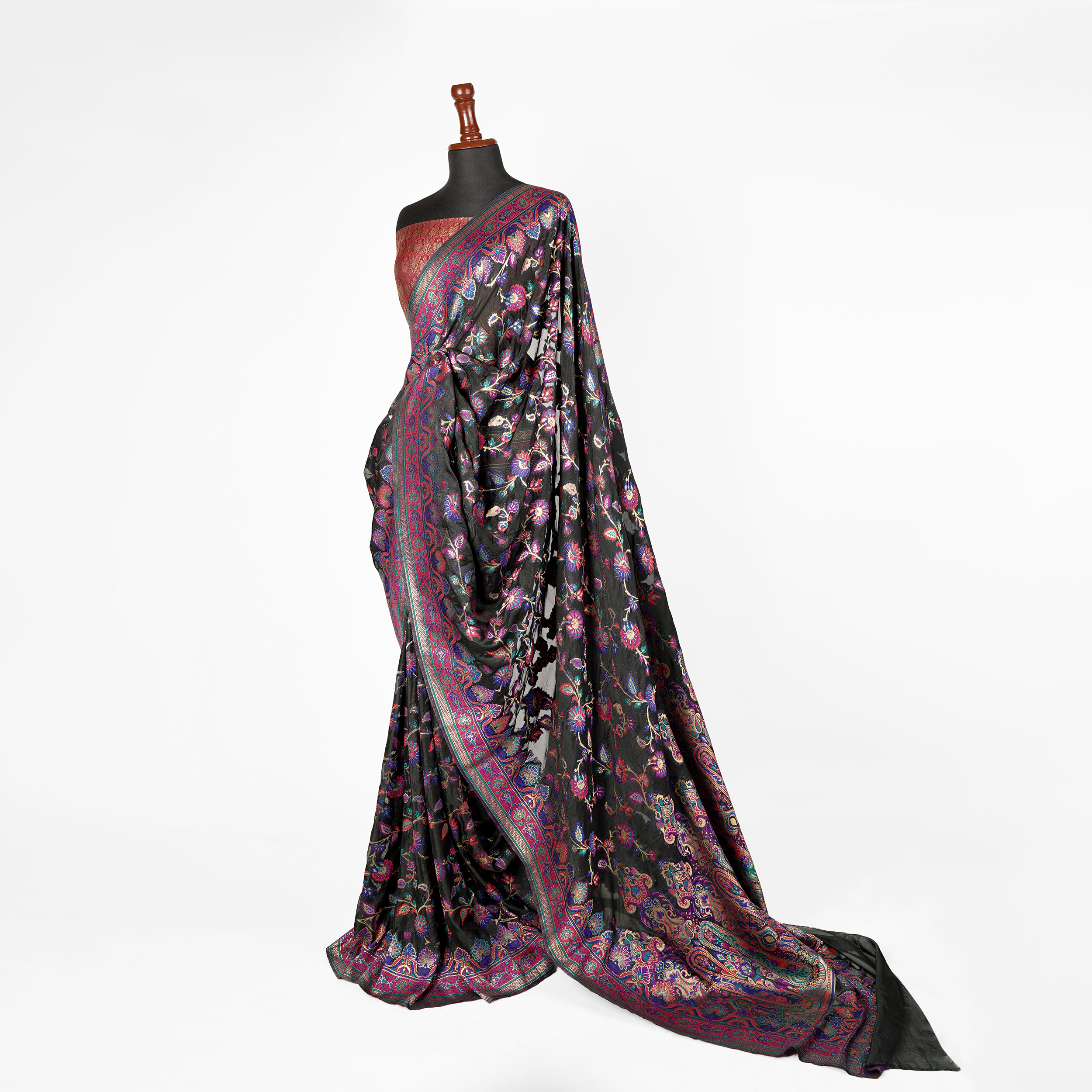 'Noor-e-Siyah' – Floral Jaal & Mughal Border Saree