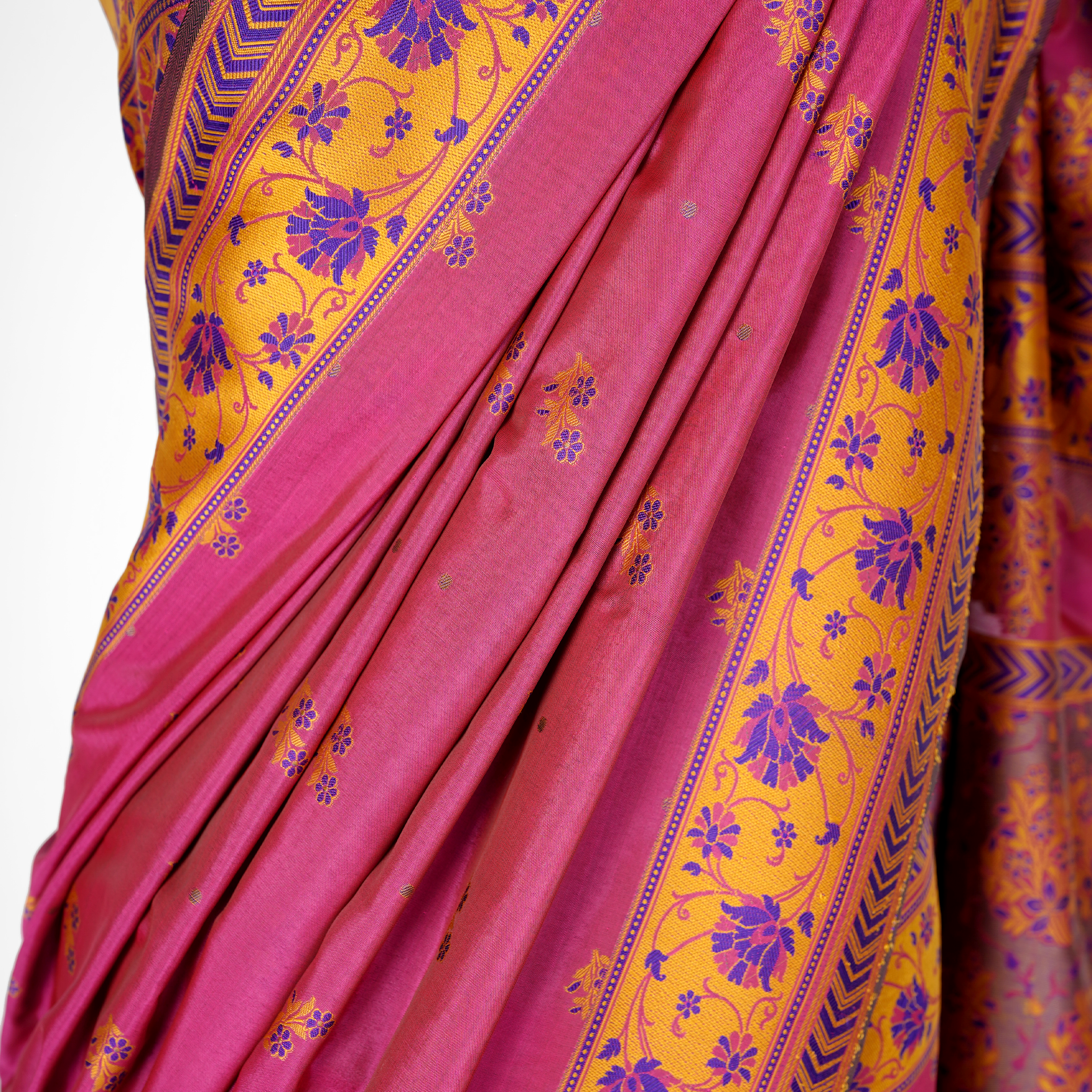 'Gulabiya' – Floral Buti & Floral Border Saree