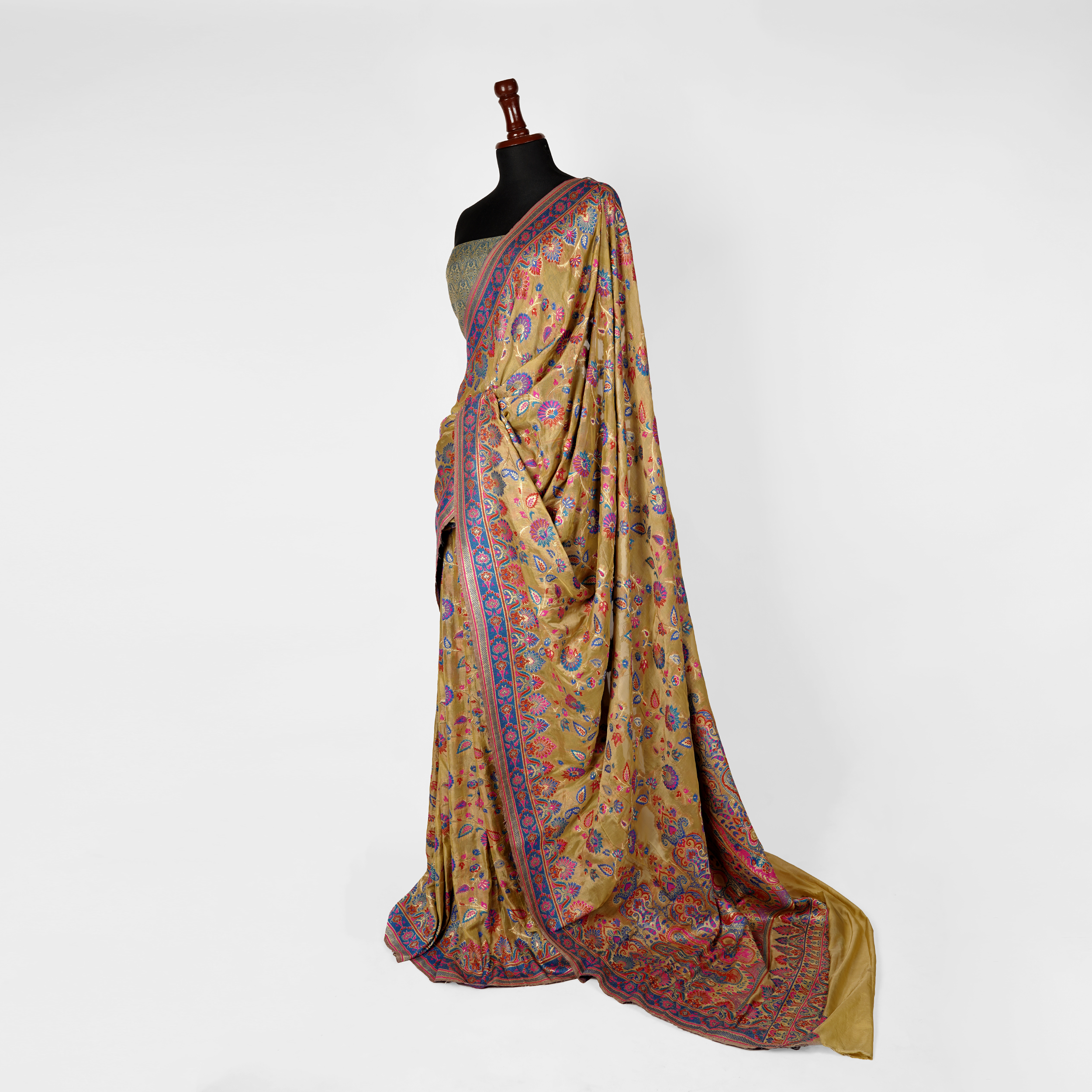 'Zer-e-Amber' – Floral Jaal & Mughal Border Saree