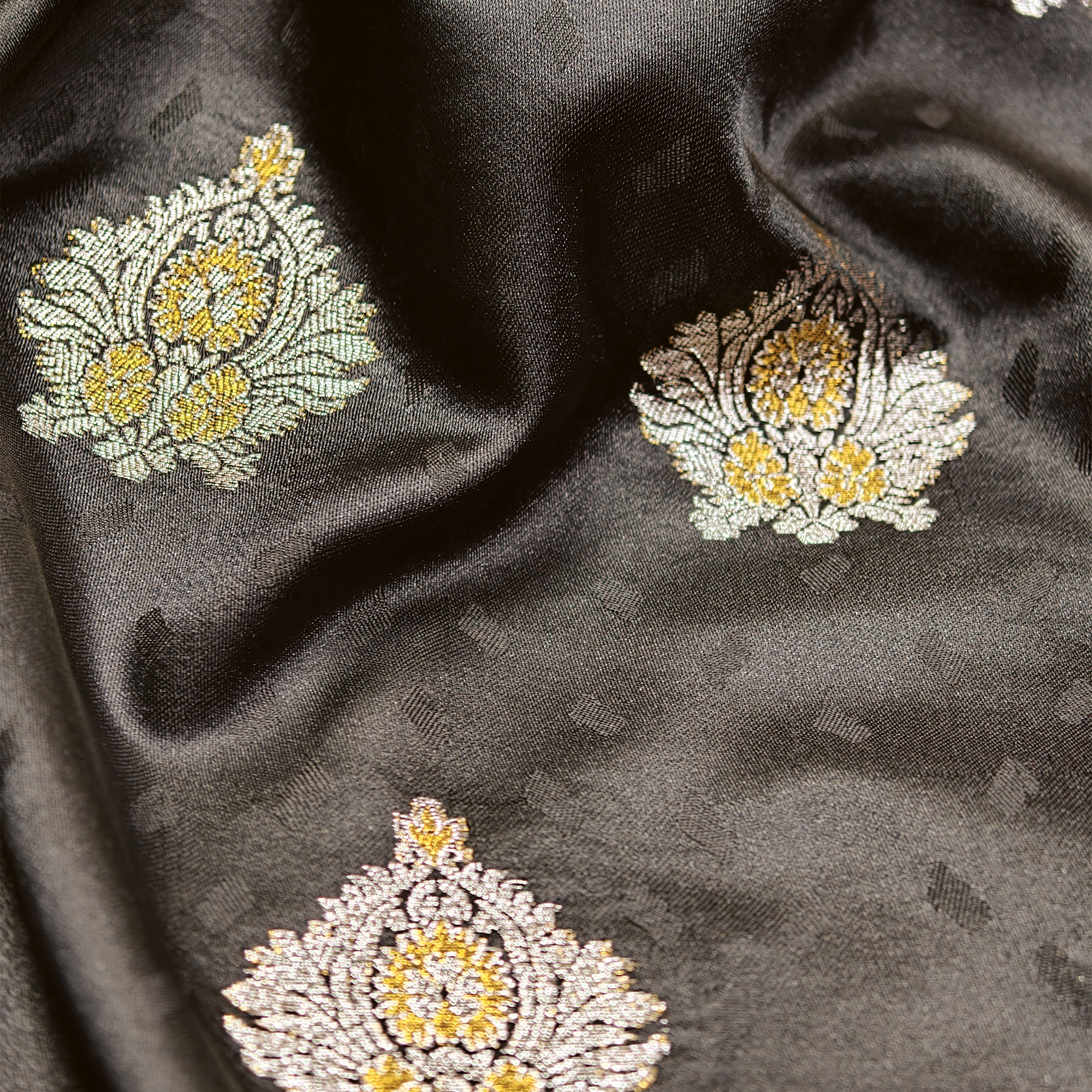 Tehreez – Self Jamawar Satin Tehra with Mughal Bunch