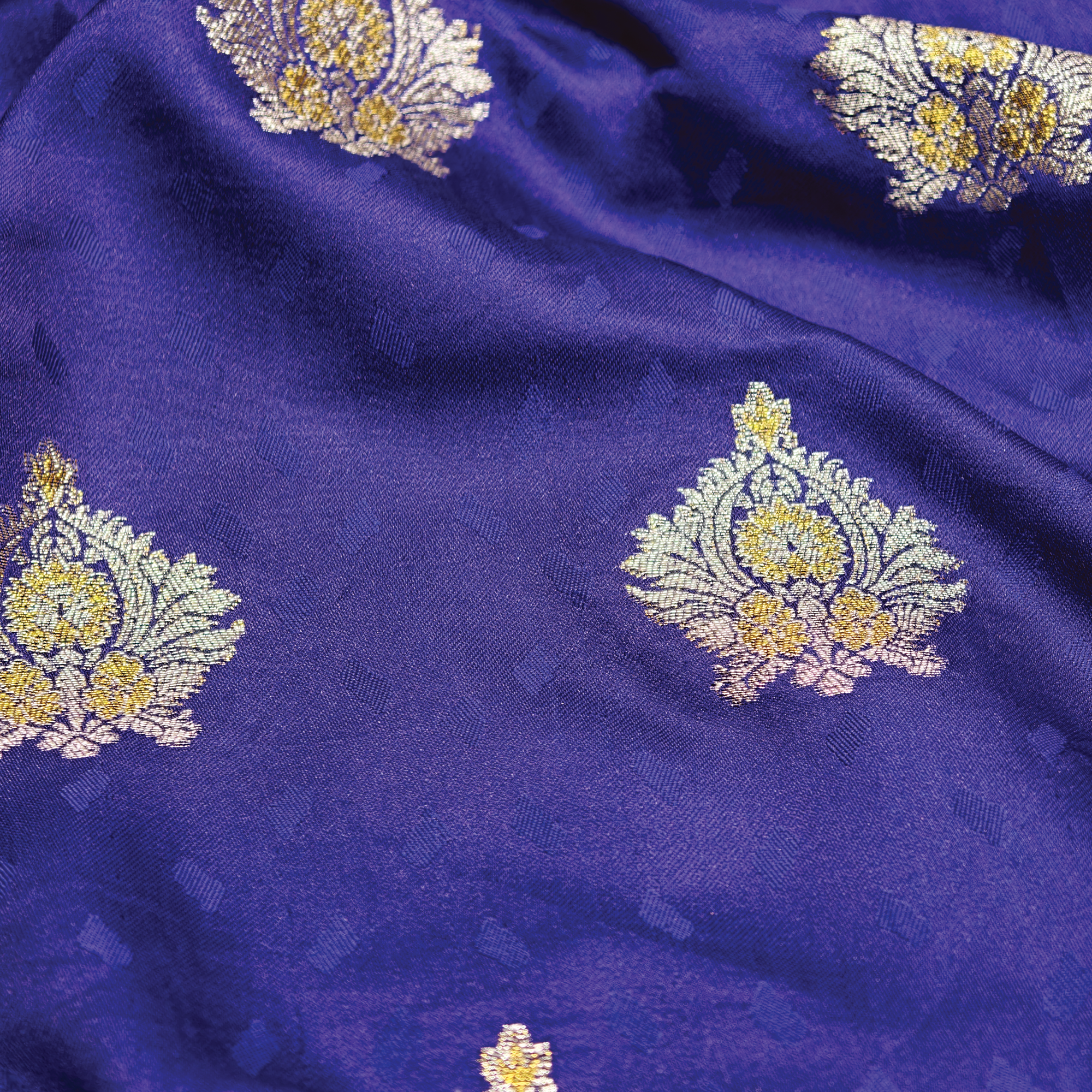 Tehreez – Self Jamawar Satin Tehra with Mughal Bunch