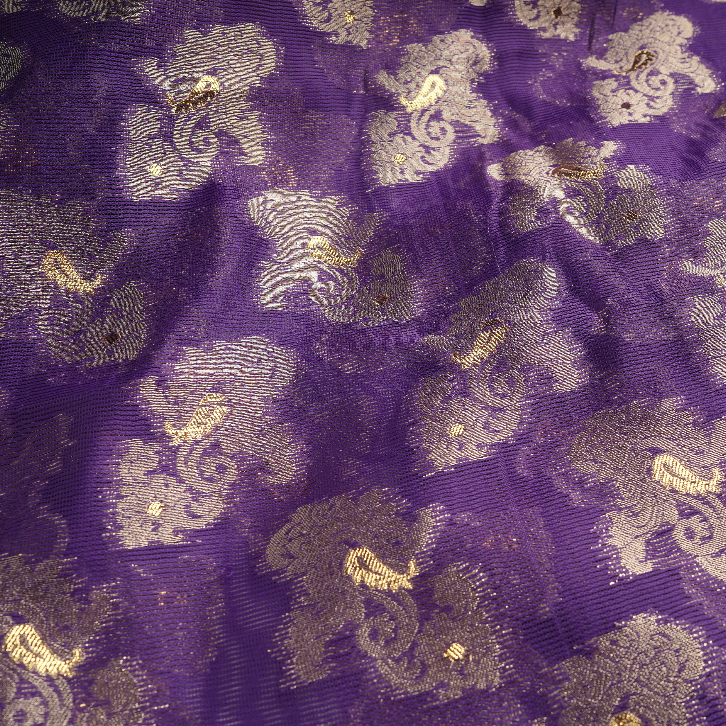 Mahveen – Loom Net Fabric with Golden Zari Bunch