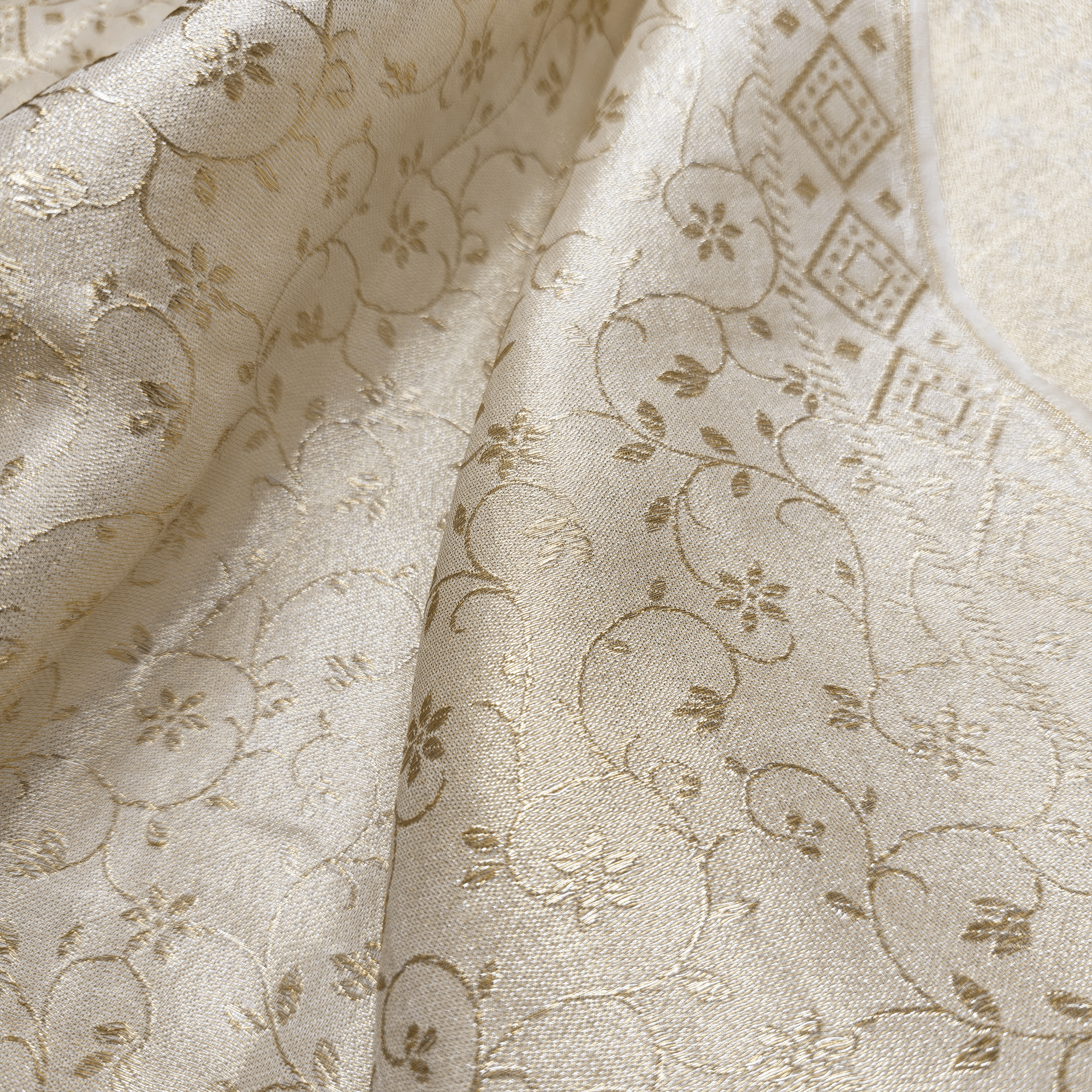 Shehnaz-e-Noor – Pure Mulberry Lama Silk Reversible Floral Weave - Zahra Maham