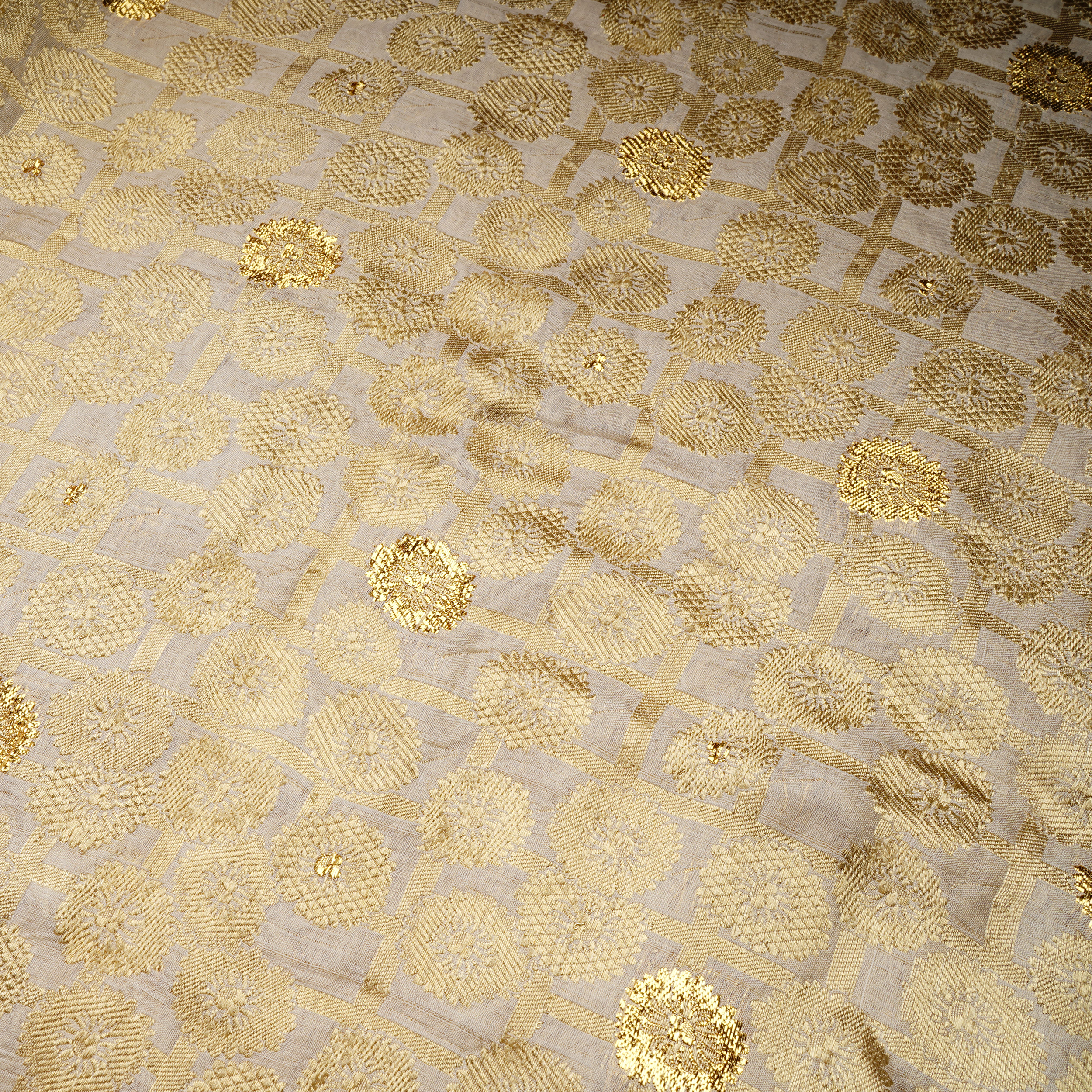 Guldaan – Pure Chiffon Atlas with Box & Round Floral Zari Work