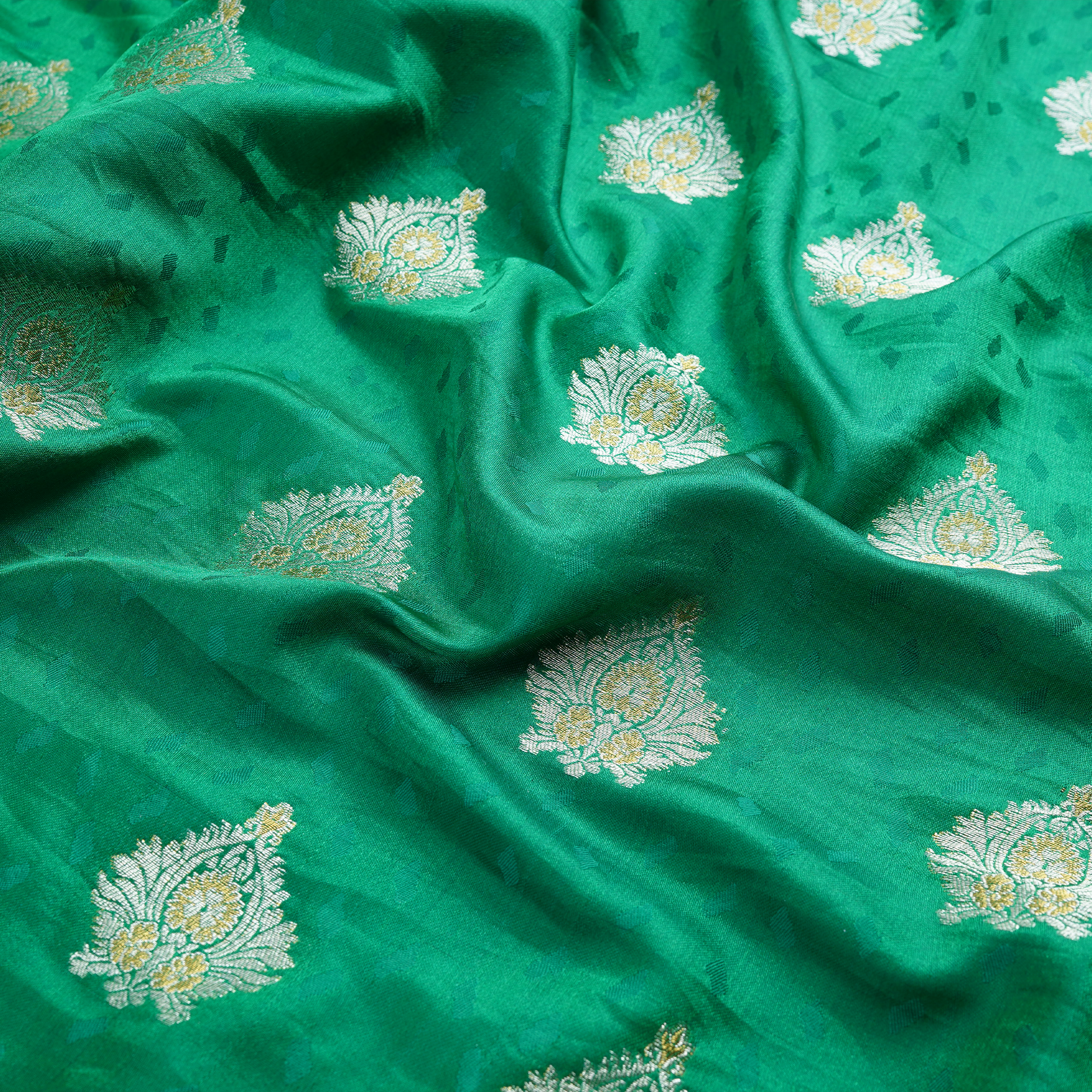Tehreez – Self Jamawar Satin Tehra with Mughal Bunch