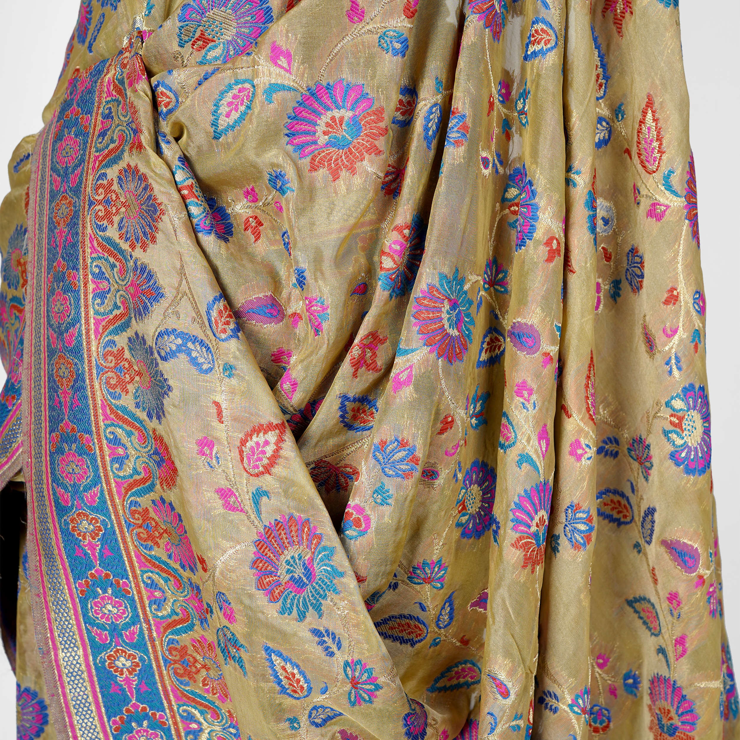 'Zer-e-Amber' – Floral Jaal & Mughal Border Saree