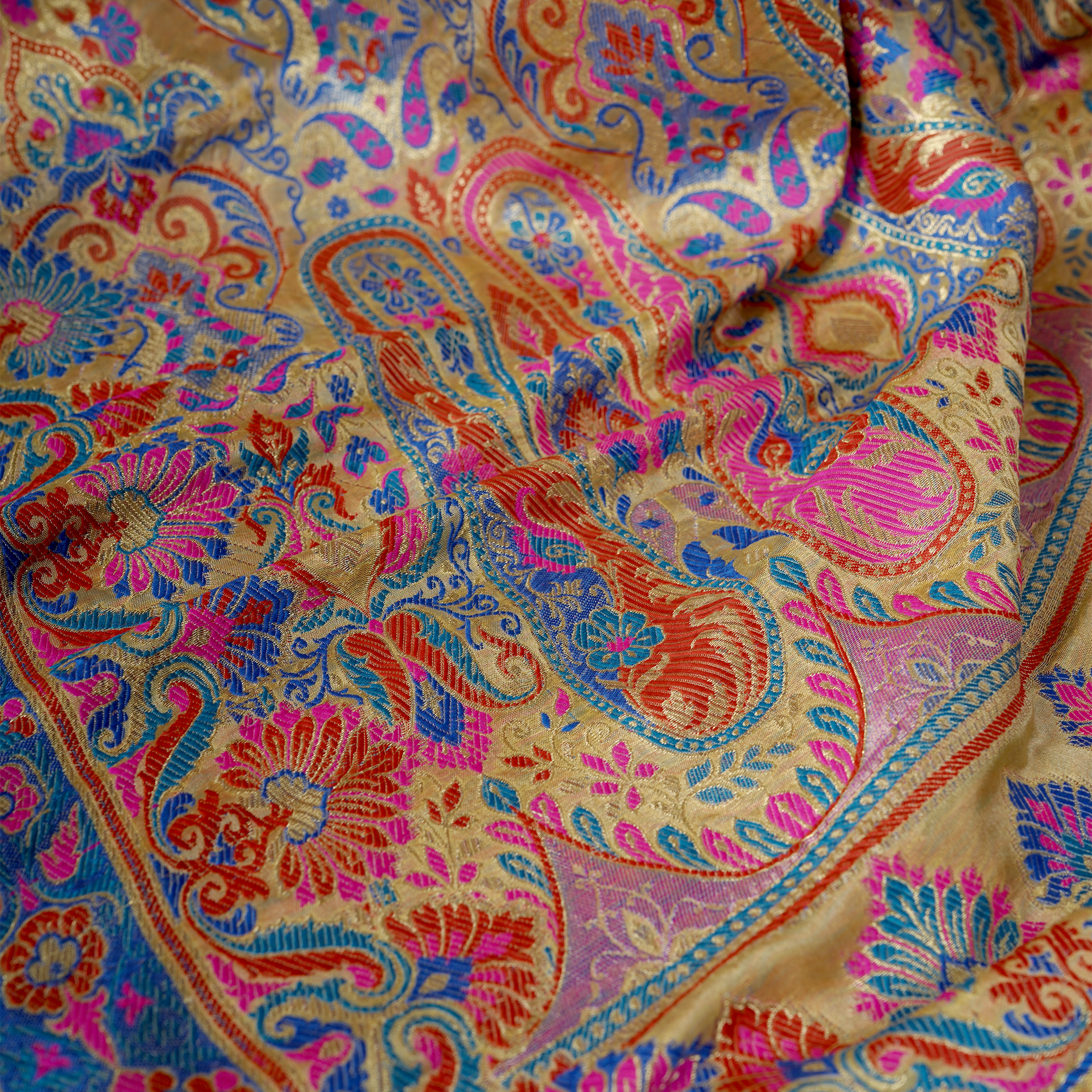 'Zer-e-Amber' – Floral Jaal & Mughal Border Saree