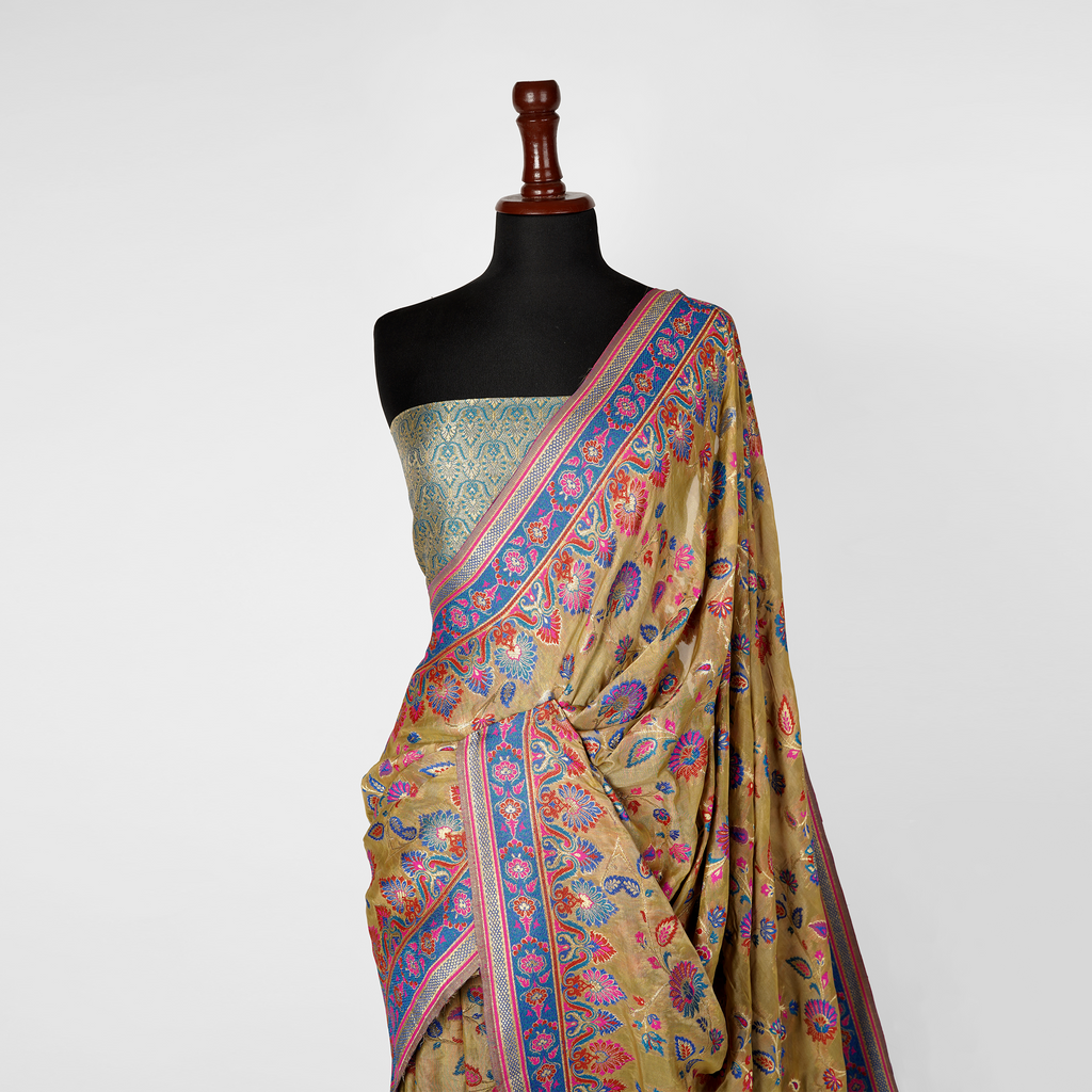 'Zer-e-Amber' – Floral Jaal & Mughal Border Saree