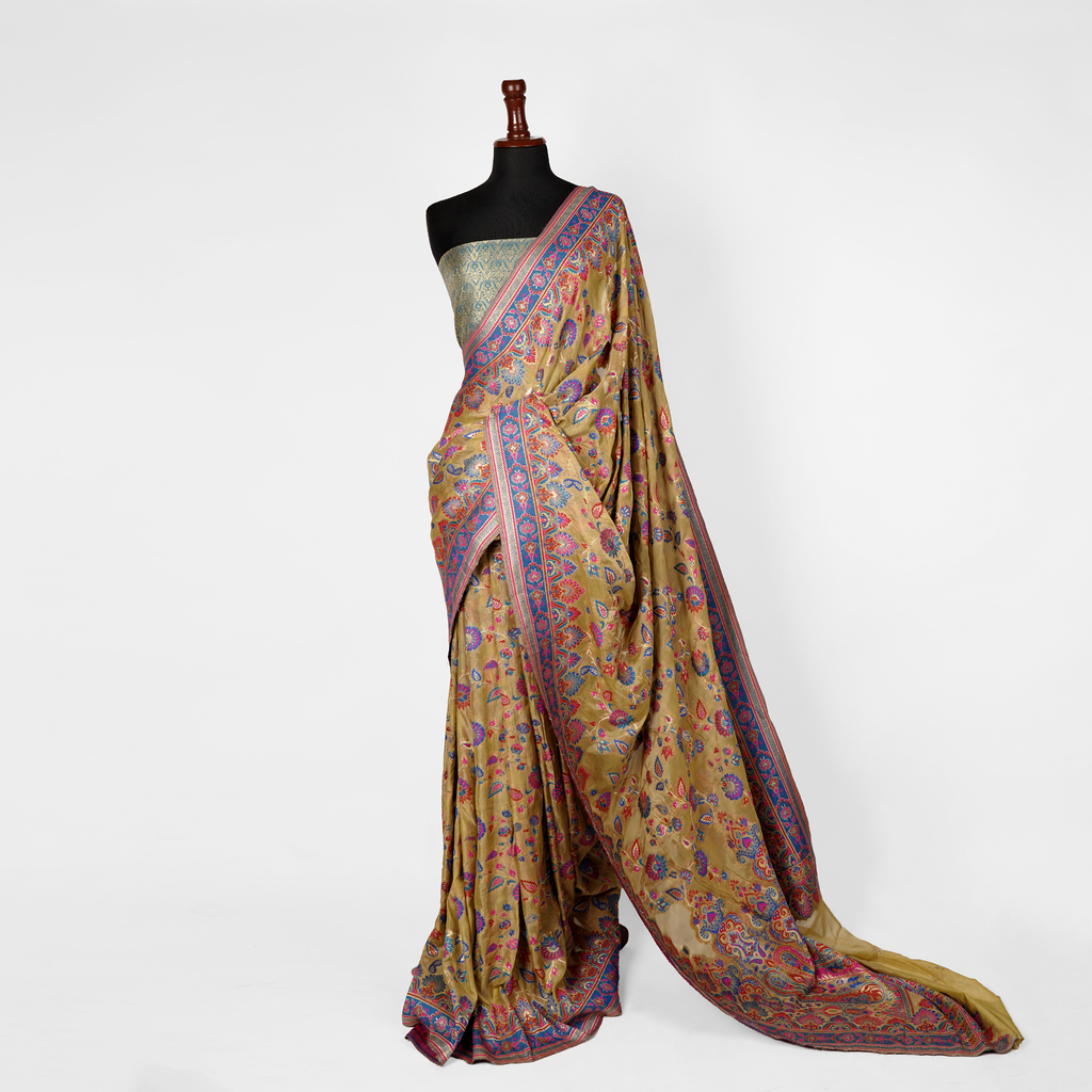 'Zer-e-Amber' – Floral Jaal & Mughal Border Saree