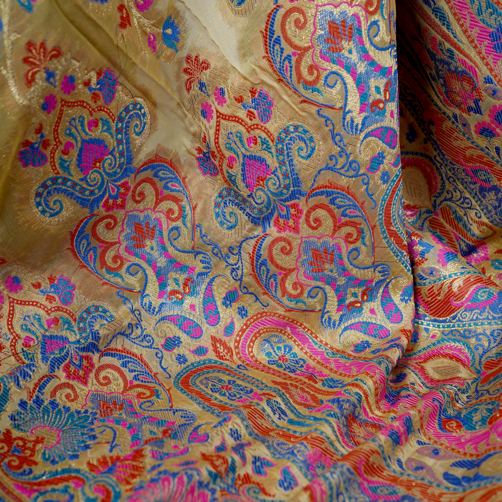 'Zer-e-Amber' – Floral Jaal & Mughal Border Saree
