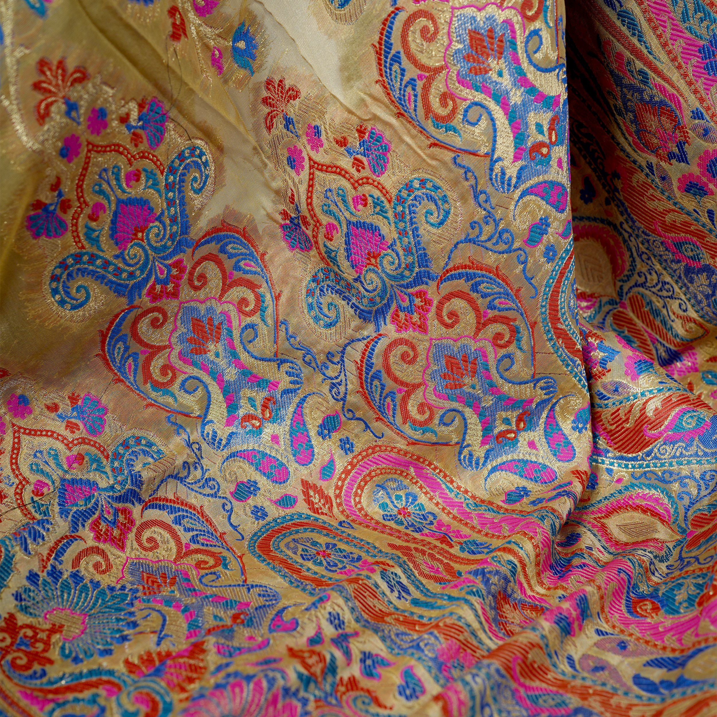 'Zer-e-Amber' – Floral Jaal & Mughal Border Saree