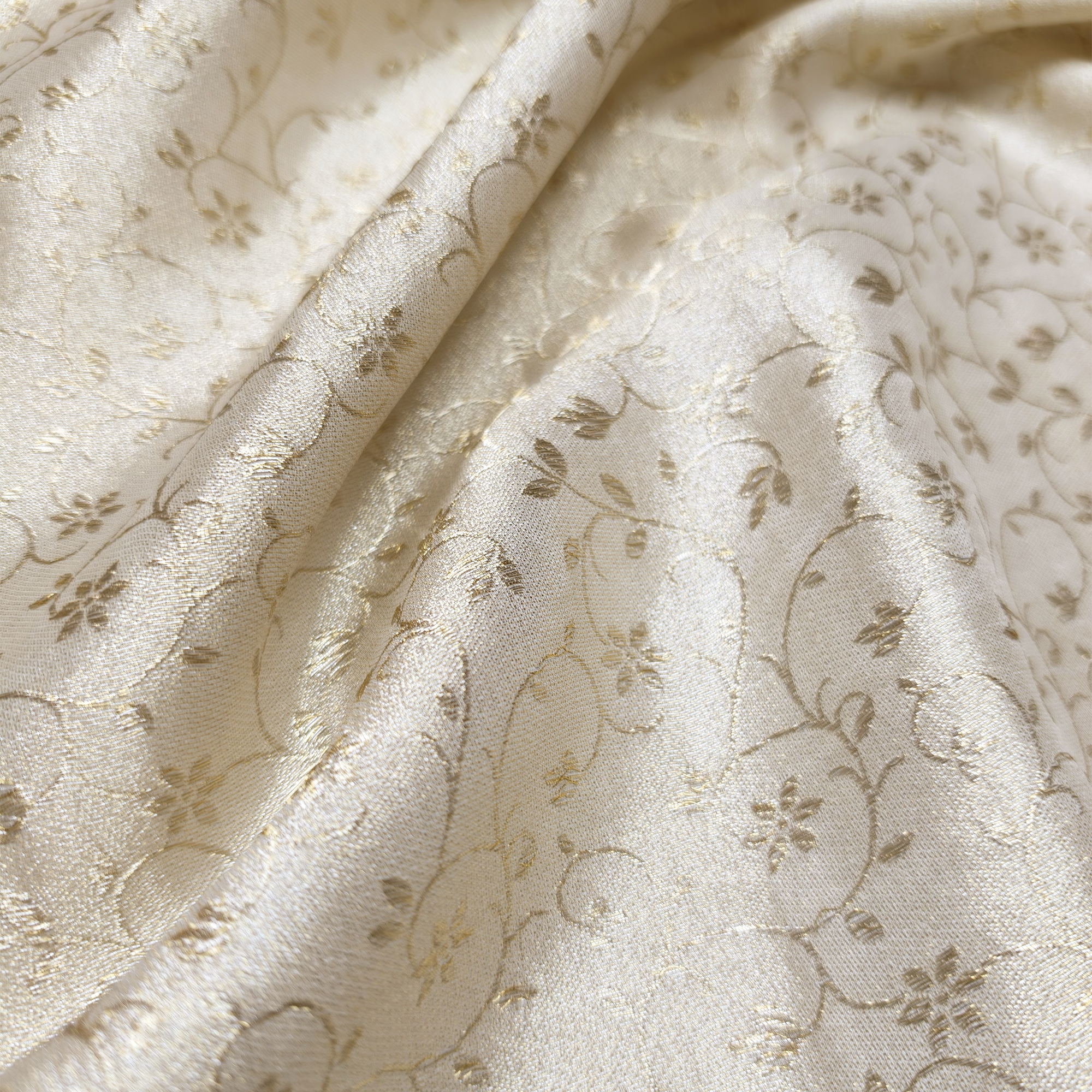 Shehnaz-e-Noor – Pure Mulberry Lama Silk Reversible Floral Weave